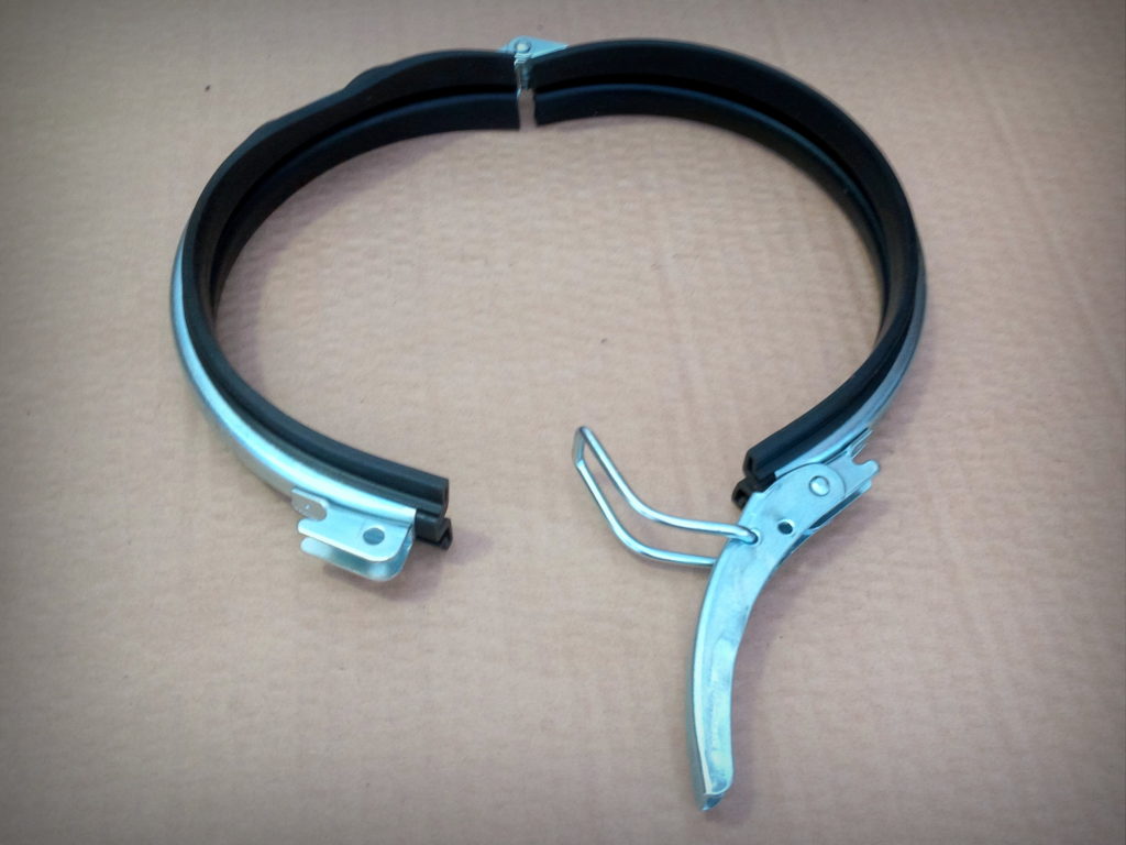 Morsetto rapido di aggancio tubi serie FK, con foro per fermo di sicurezza su maniglia. Incluso di guarnizione di tenuta in gomma interna.